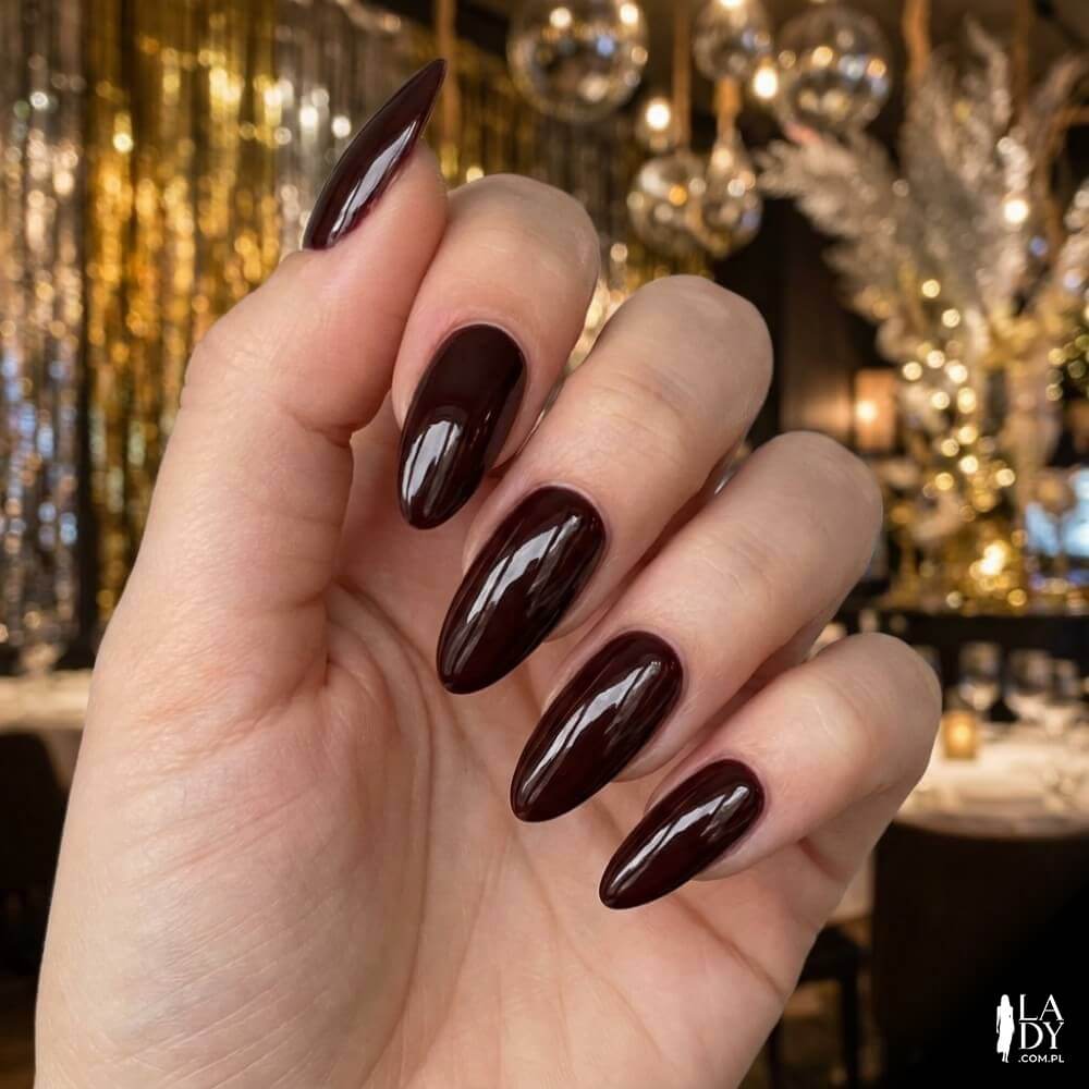 Ciemne wiśniowe paznokcie cherry mocha w stylu vampy
