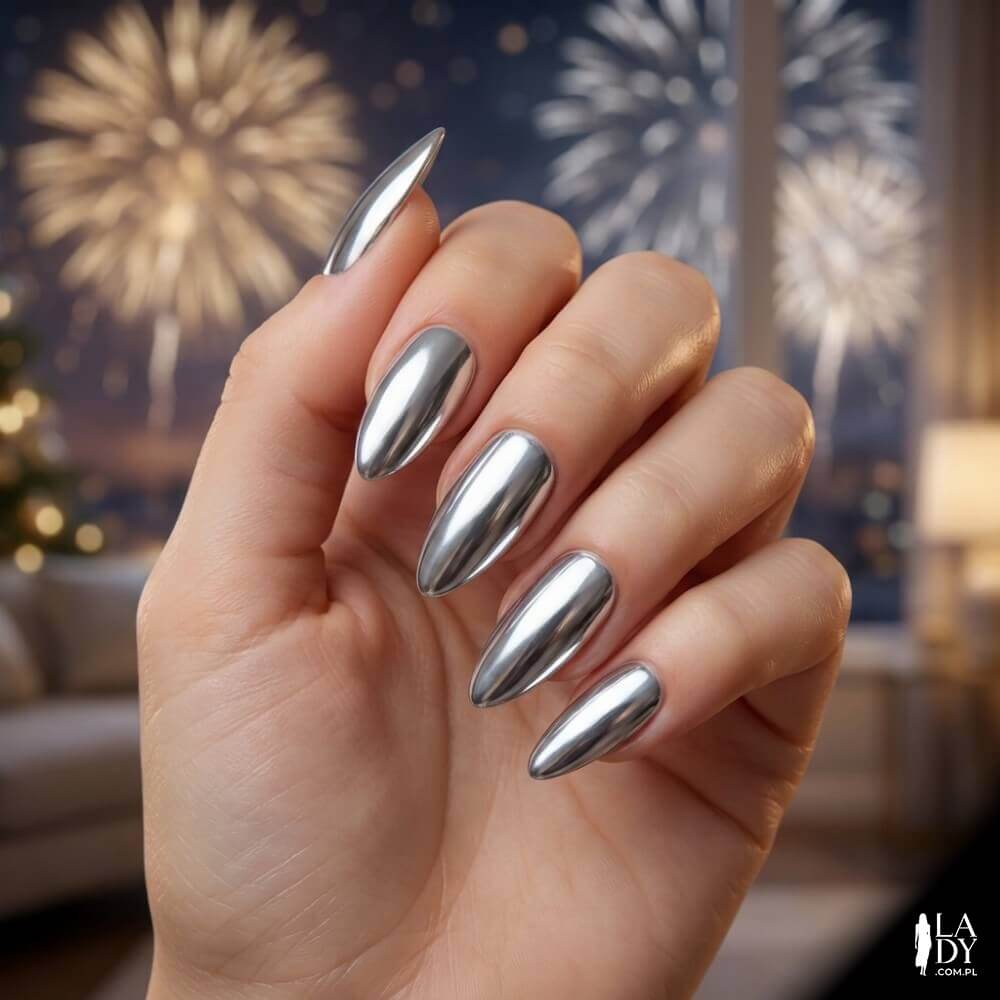 Srebrne metaliczne paznokcie z efektem lustra w stylu Y2K