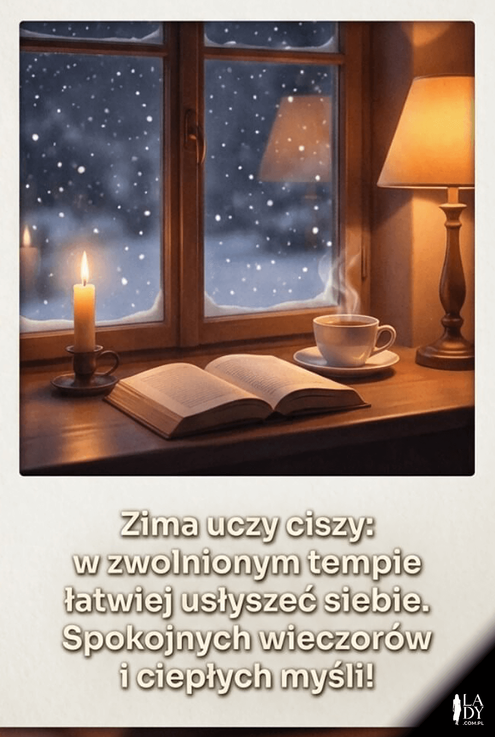 Nostalgiczna zimowa scena ze świecą i książką oraz refleksyjnym cytatem o ciszy i spokoju