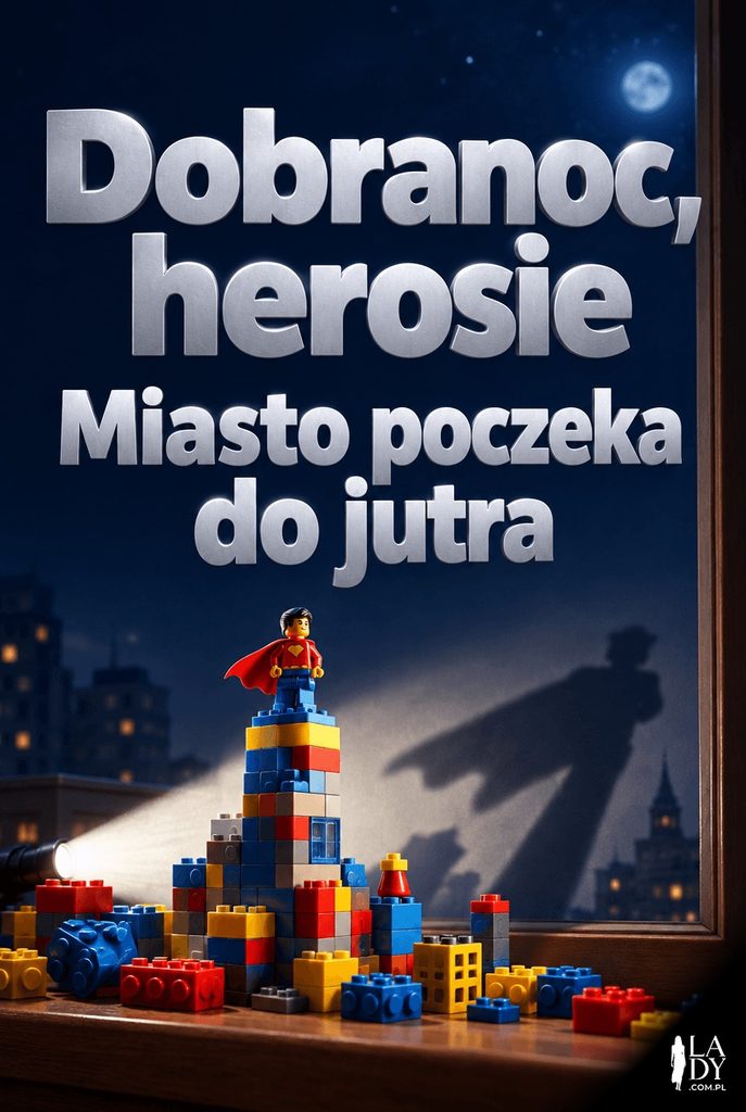 Figurka superbohatera na wieży z klocków na parapecie nocą z długim cieniem, kartka z życzeniem „Dobranoc, herosie”