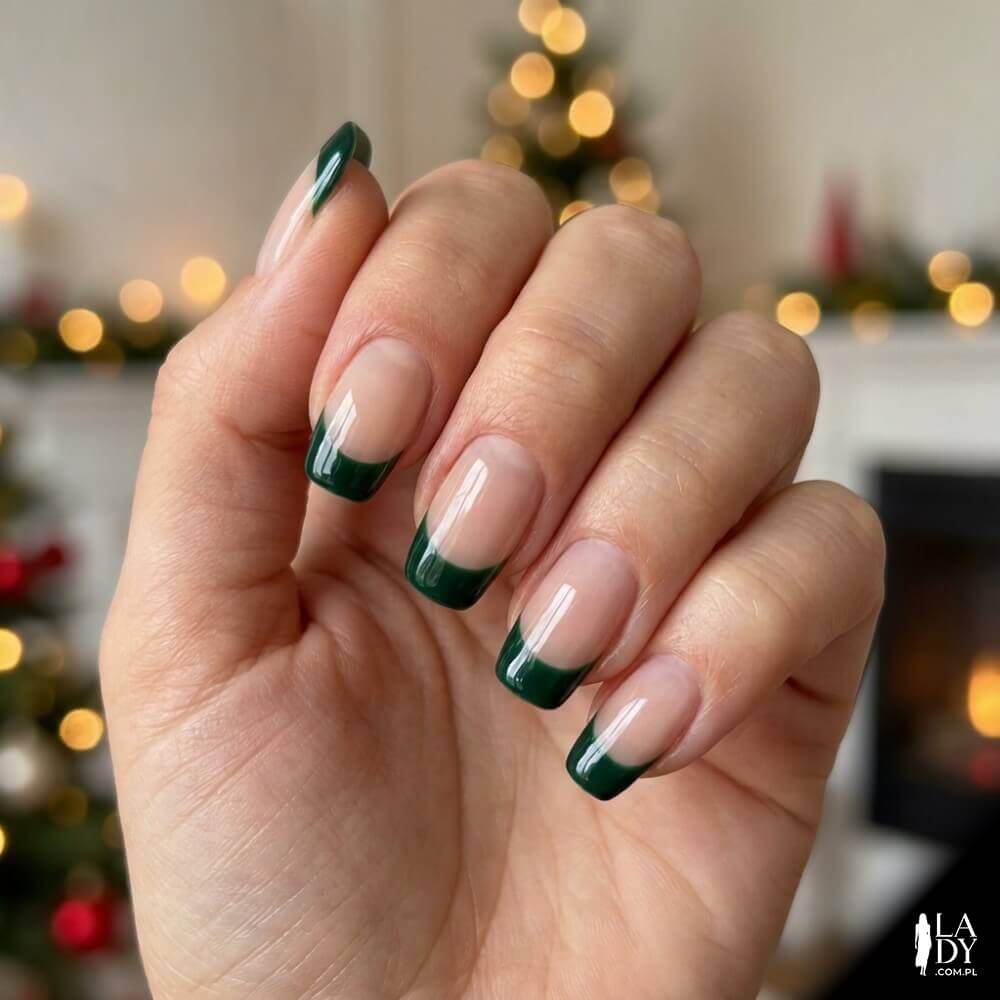 Świąteczny french manicure z końcówkami w kolorze butelkowej zieleni zamiast bieli