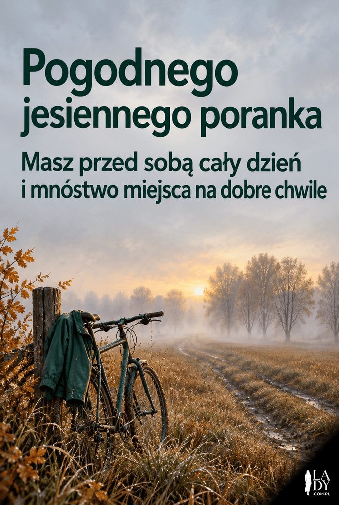 Jesienna kartka na dzień dobry z rowerem opartym o słupek we mgle i napisem Pogodnego jesiennego poranka