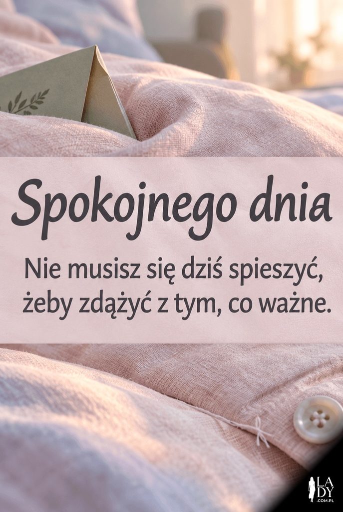 Pastelowa kartka na dzień dobry z makro pościeli i wsuniętą karteczką, z napisem Spokojnego dnia