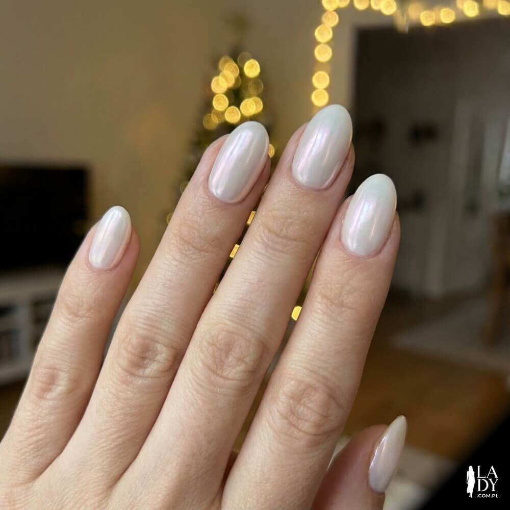 Mleczne paznokcie glazed donut minimalistyczny sylwester