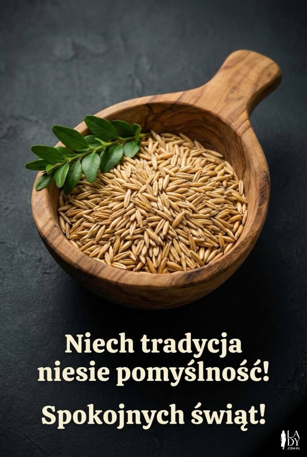 Drewniana misa z ziarnem owsa i zieloną gałązką z napisem "Niech tradycja niesie pomyślność"