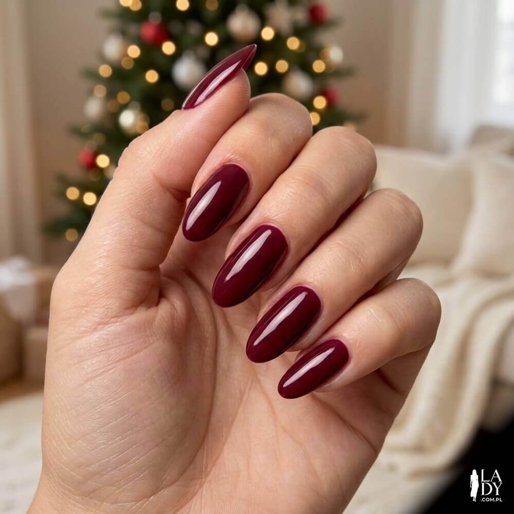 Luksusowe paznokcie w kolorze głębokiego wina z wysokim połyskiem idealne na kolację wigilijną