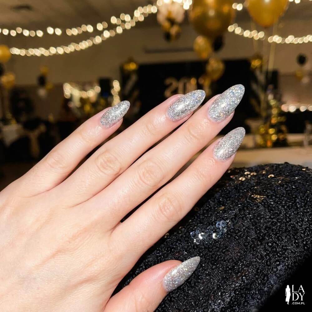 Srebrne paznokcie reflective glitter z efektem diamentowego pyłu na sylwestra