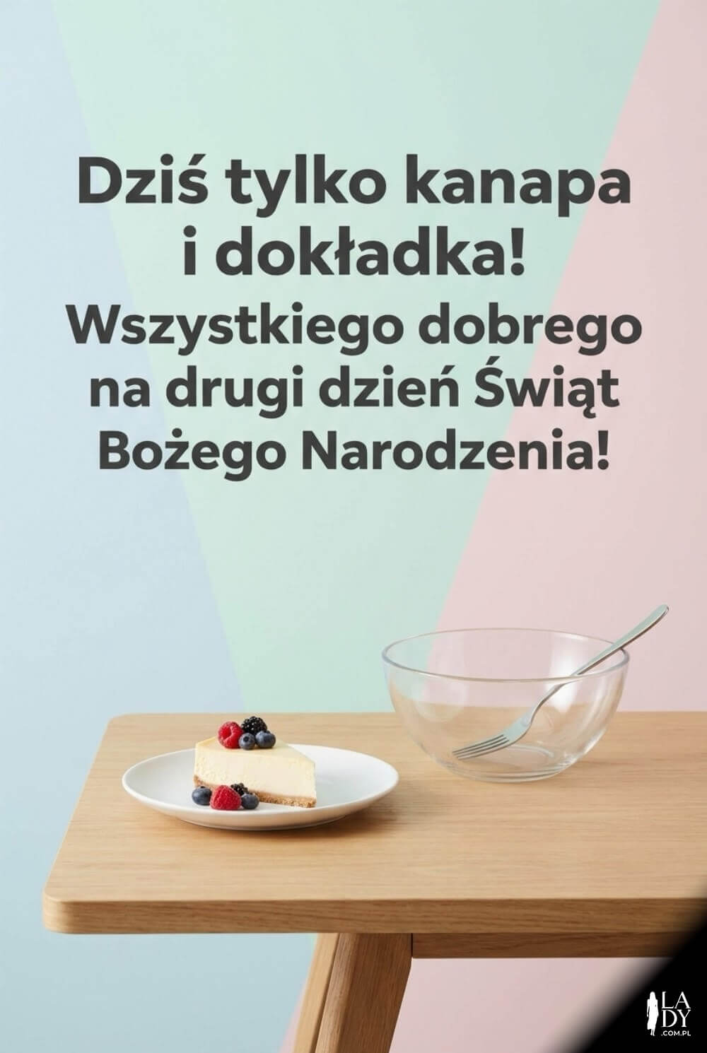 Talerz z sernikiem i pusta miska po sałatce z napisem "Dziś tylko kanapa i dokładka"