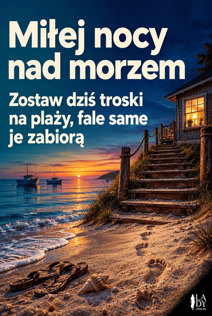 Ślady stóp na piasku prowadzące do oświetlonego domku nad morzem o zmierzchu, kartka z życzeniem „Miłej nocy nad morzem”
