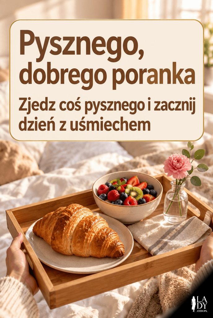 Fotografia lifestyle: taca ze śniadaniem niesiona do łóżka, na środku kremowy panel z tekstem "Pysznego, dobrego poranka".