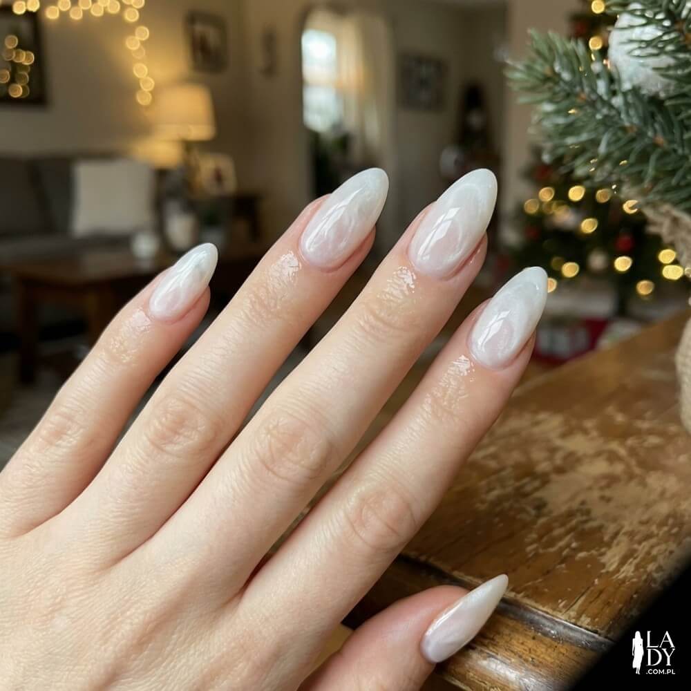 Mleczne półtransparentne paznokcie typu soap nails wyglądające na wilgotne i świeże