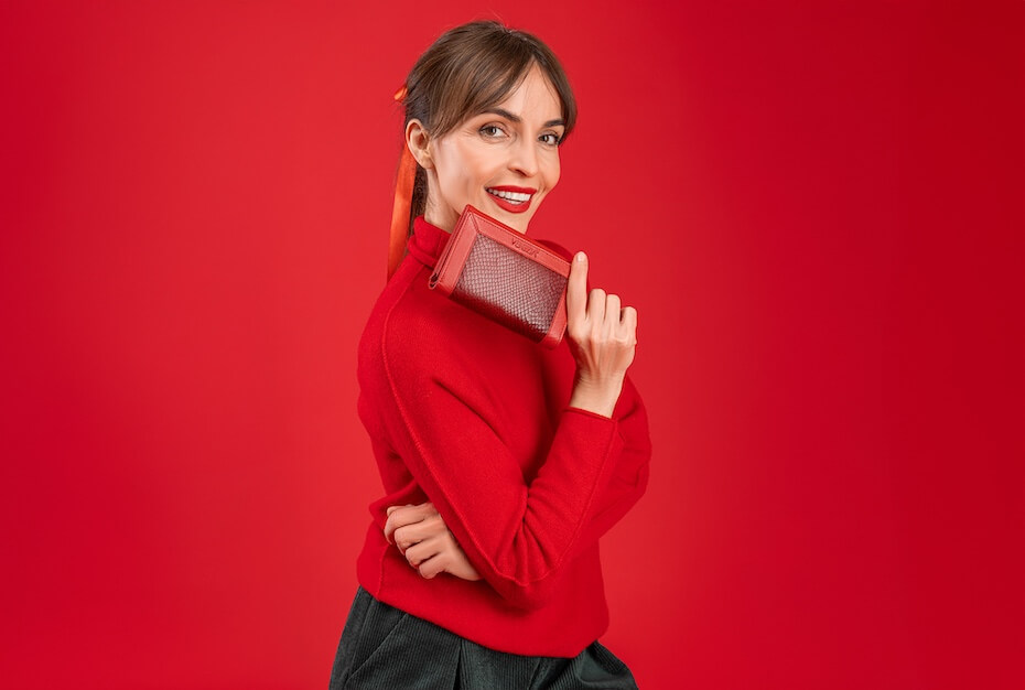 Kobieta prezentująca czerwony, skórzany portfel