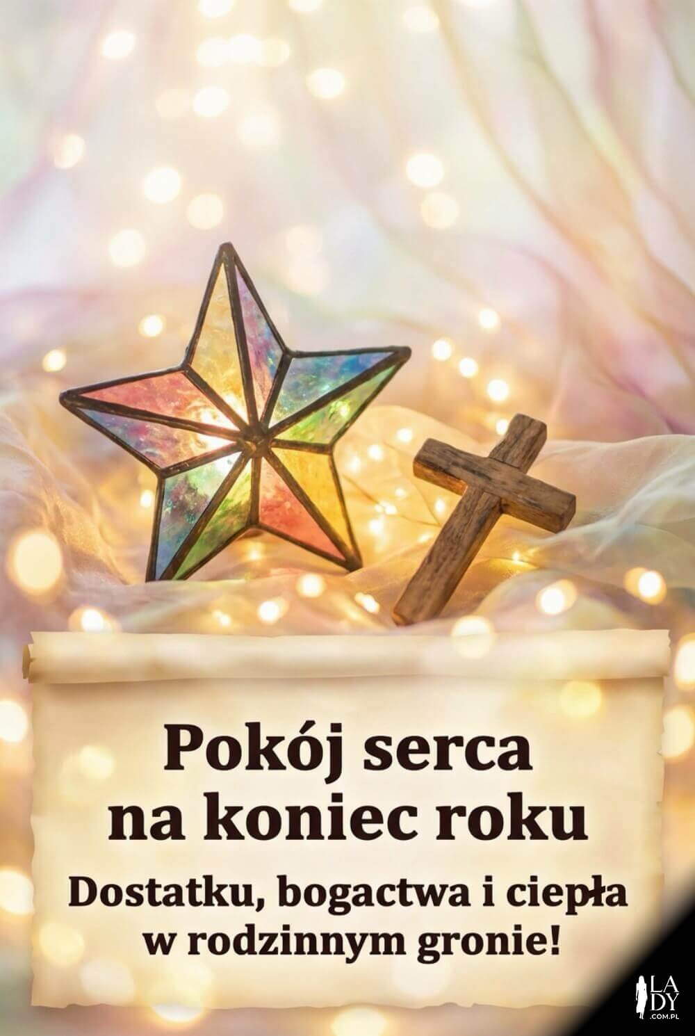 Witrażowa gwiazda i drewniany krzyż na jasnym tle z napisem "Pokój serca na koniec roku"