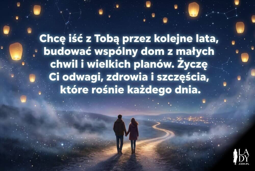 Nocna ilustracja pary pod gwiazdami i lampionami; w górnej części duży napis z dłuższymi życzeniami urodzinowymi