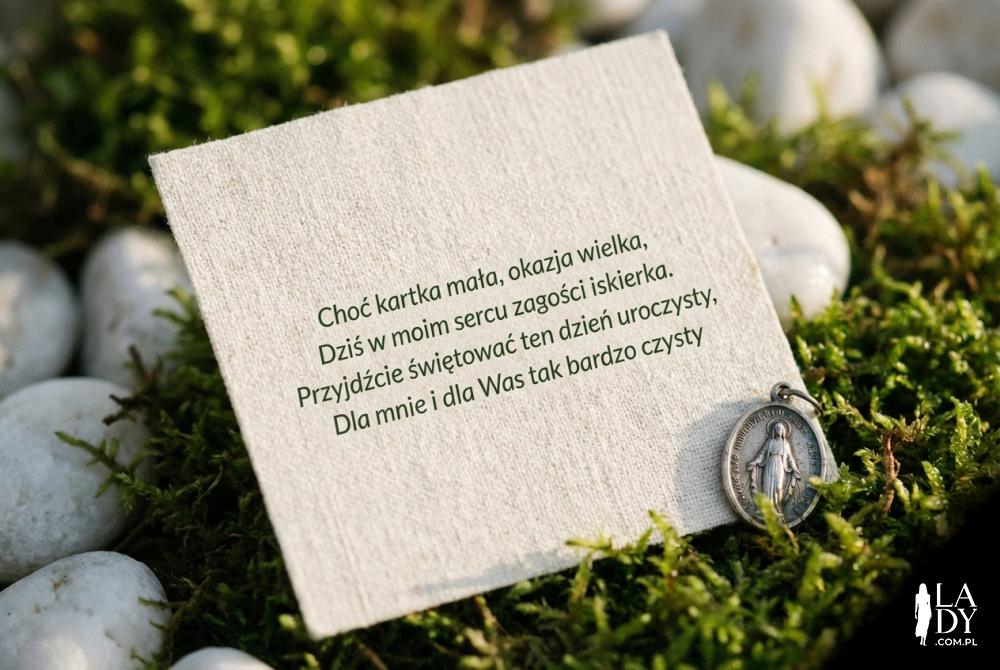 Mały bilecik z krótkim rymowanym zaproszeniem komunijnym