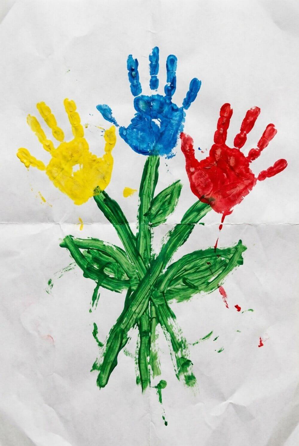 Kolorowa laurka przedstawiająca bukiet kwiatów z odcisków dłoni