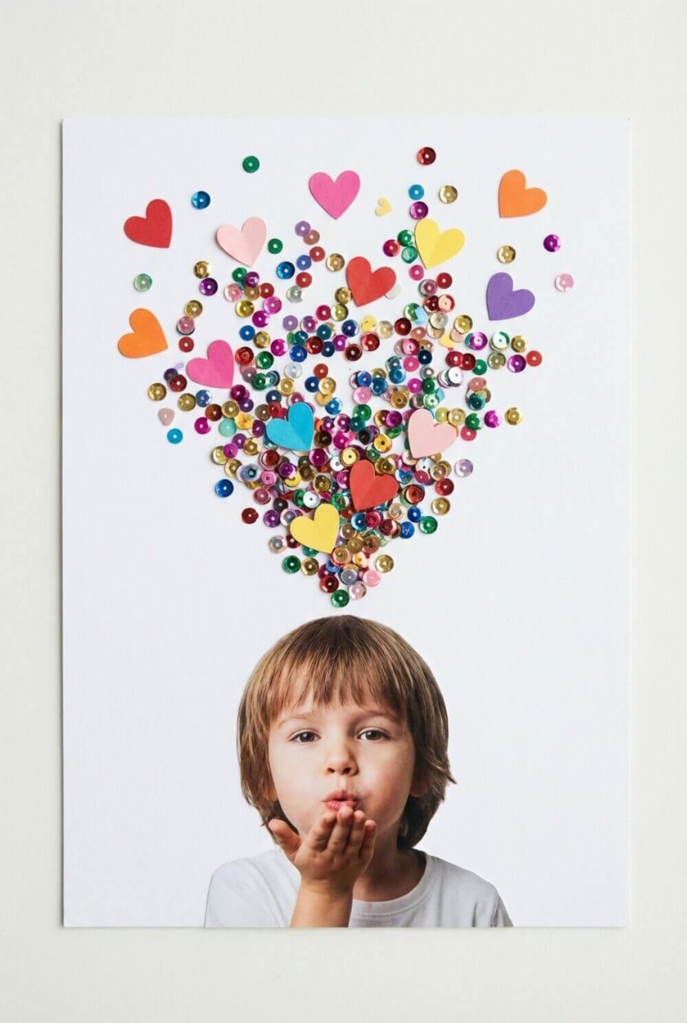 Kreatywna laurka ze zdjęciem dziecka i chmurą serduszek i cekinów