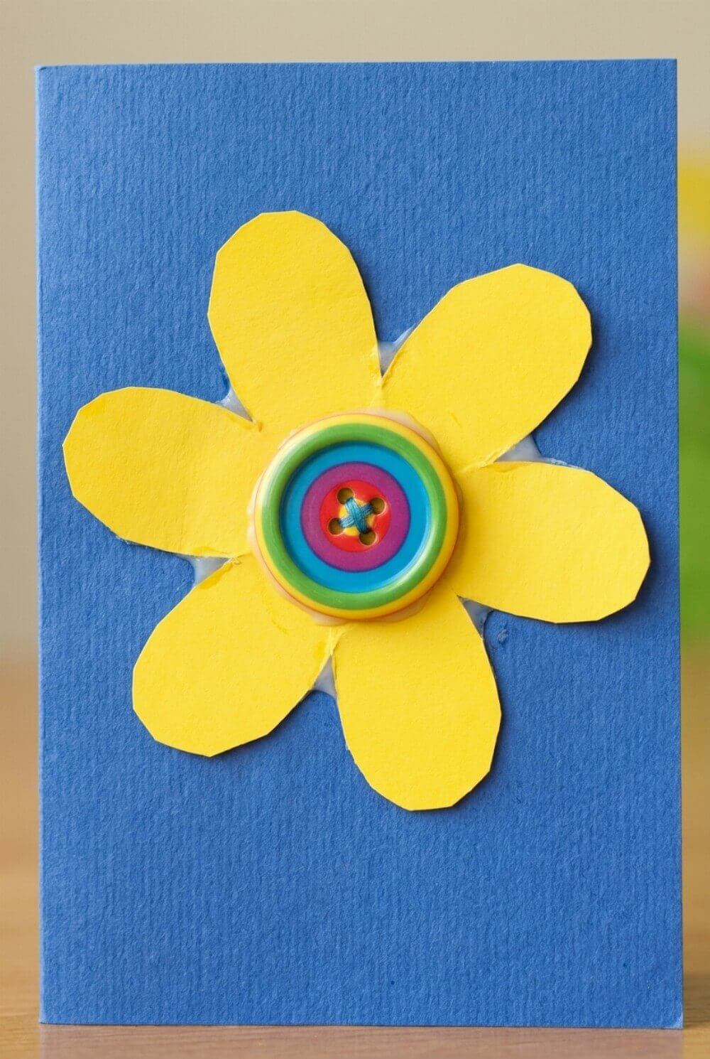 Prosta laurka z dużym papierowym kwiatkiem i guzikiem na środku