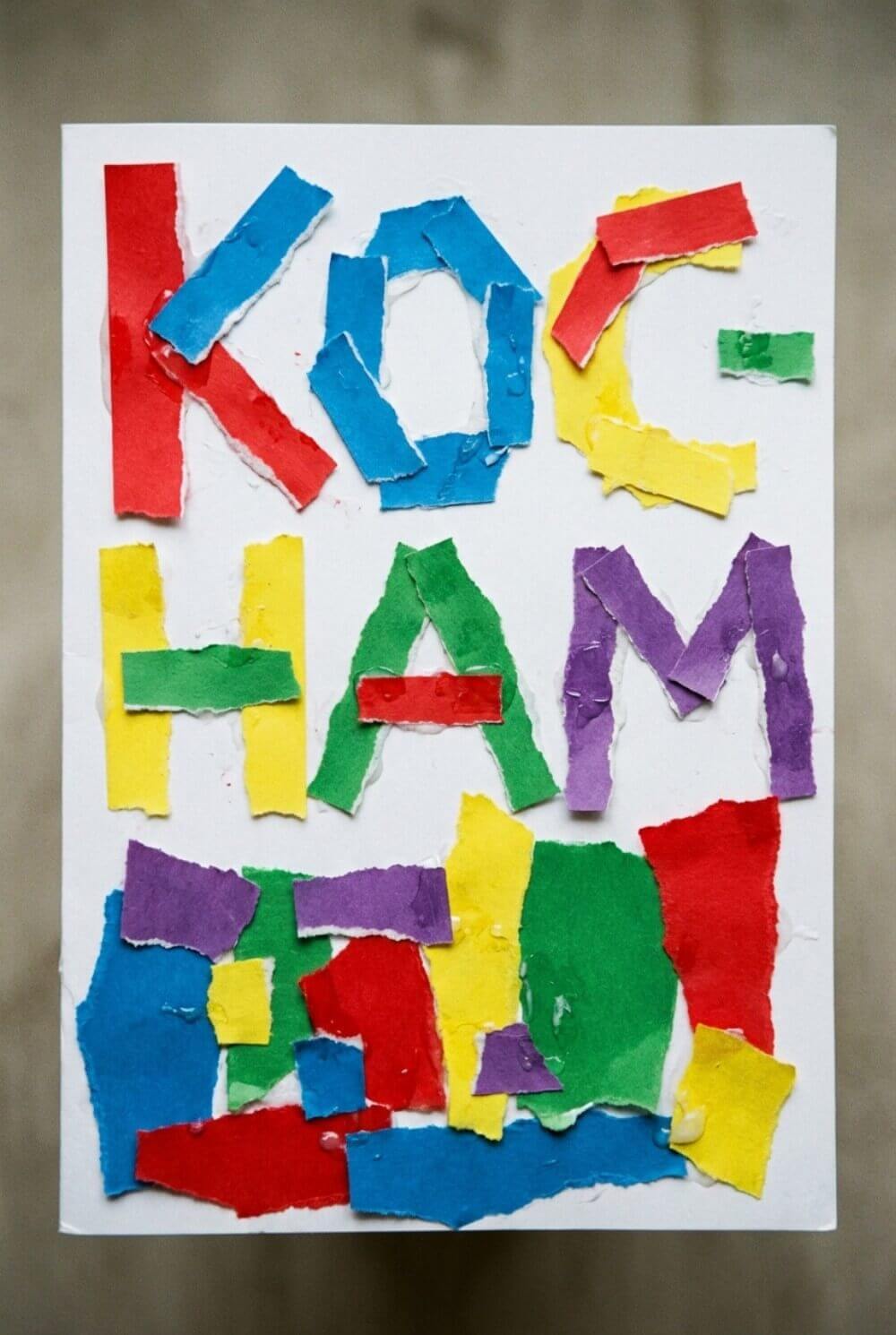 Laurka z napisem KOCHAM ułożonym z podartych kawałków papieru