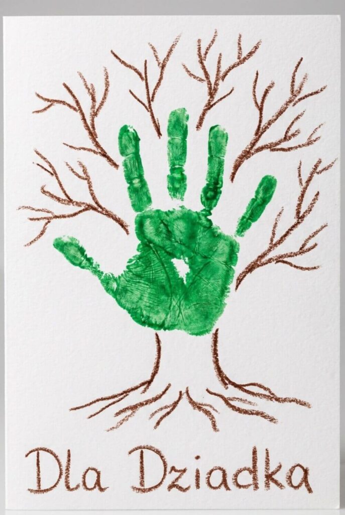 Pionowa laurka z odciskiem dziecięcej rączki przerobionym na drzewo