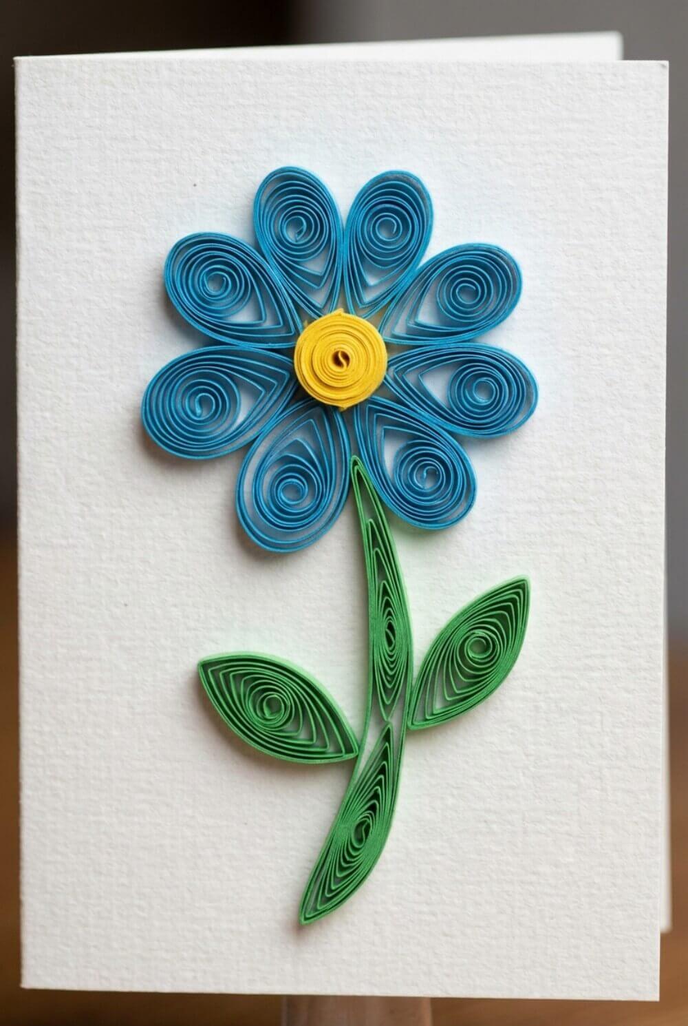 Kartka z pojedynczym kwiatkiem wykonanym z kolorowych pasków papieru