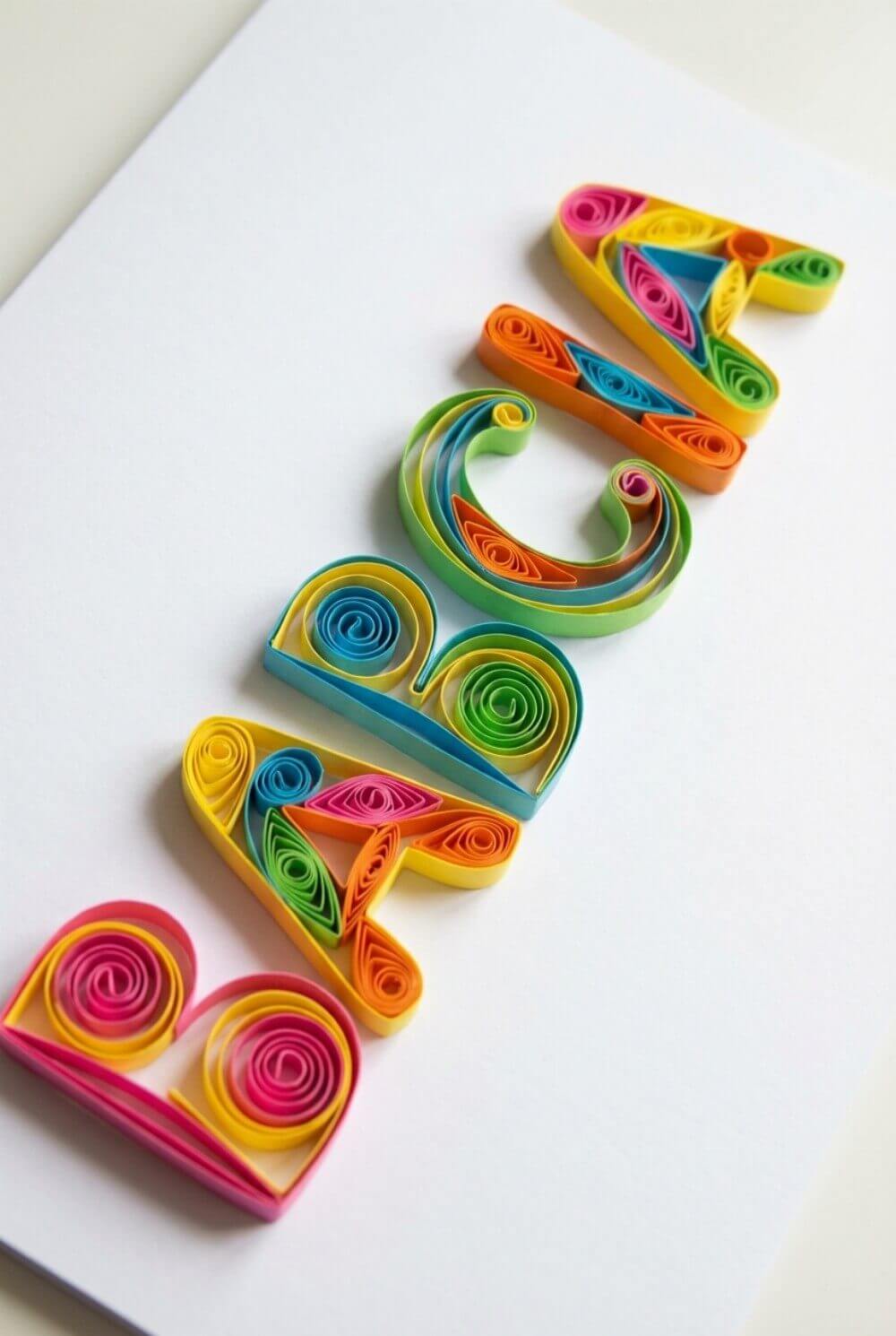 Napis Babcia wykonany z kolorowych zwiniętych pasków papieru