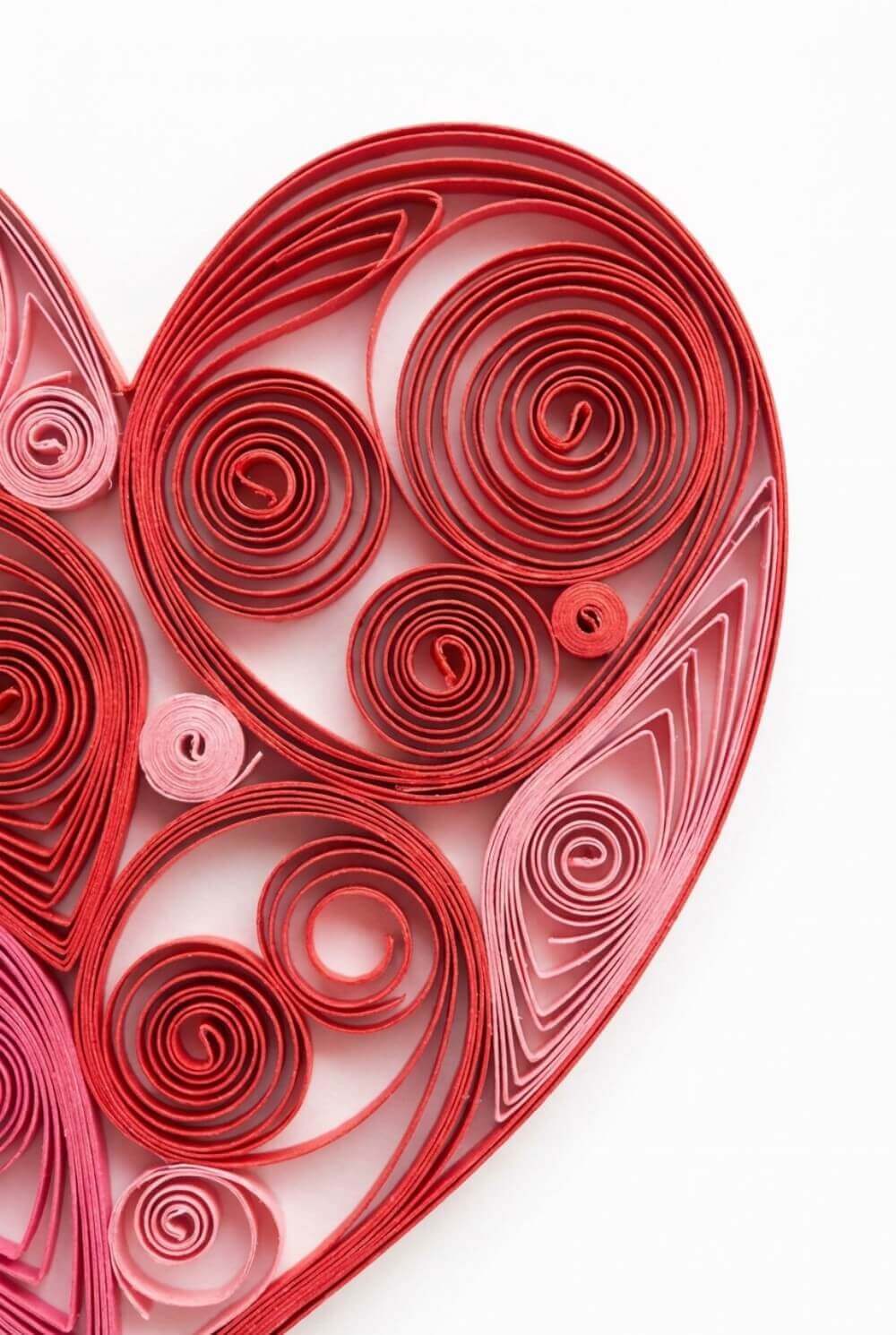 Laurka ozdobiona techniką quillingu w kształcie serca z pasków papieru