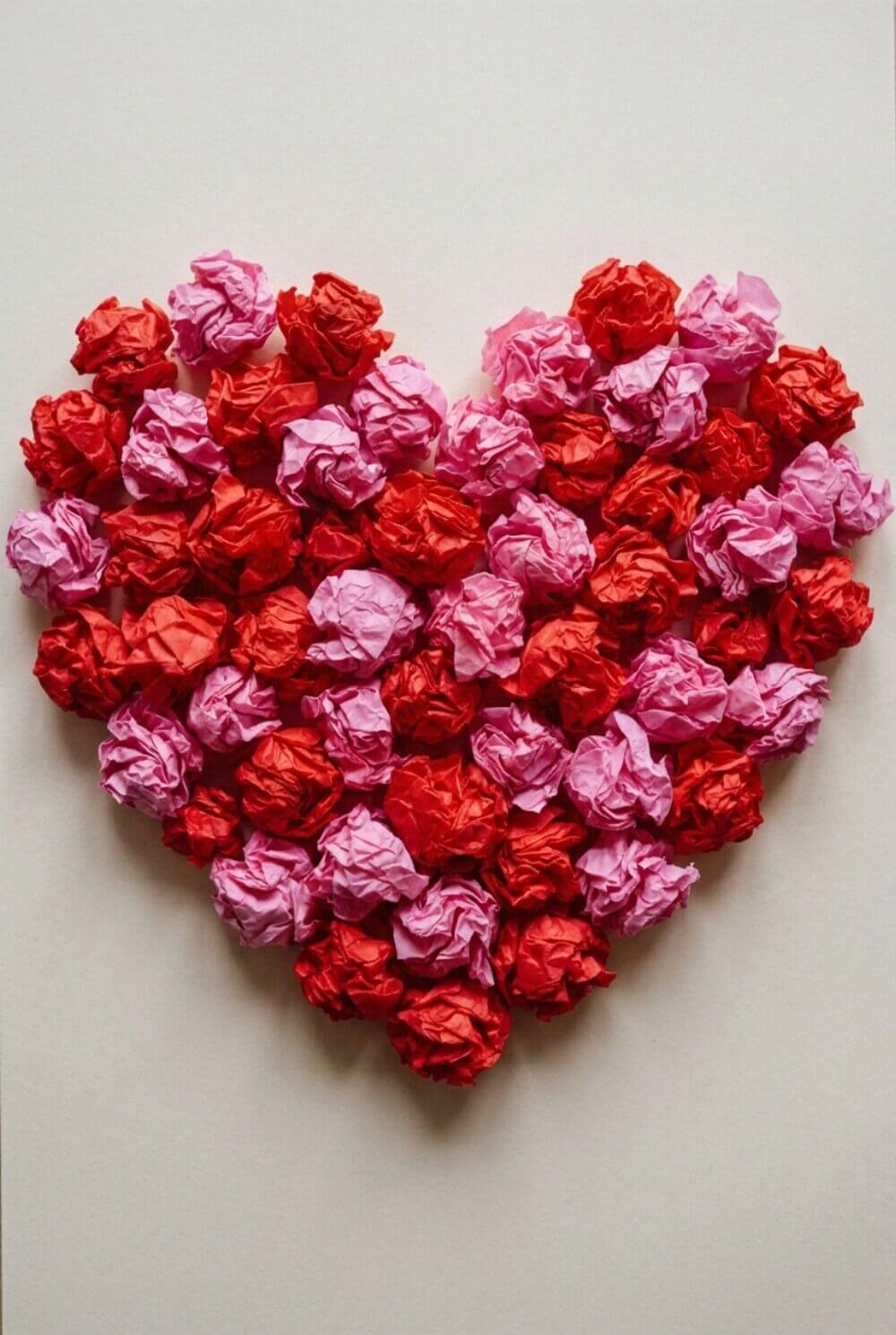 Kartka dla babci wyklejana kuleczkami z czerwonej bibuły w kształcie serca