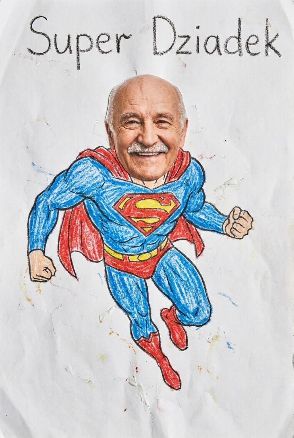 Rysunek superbohatera z doklejonym zdjęciem twarzy dziadka