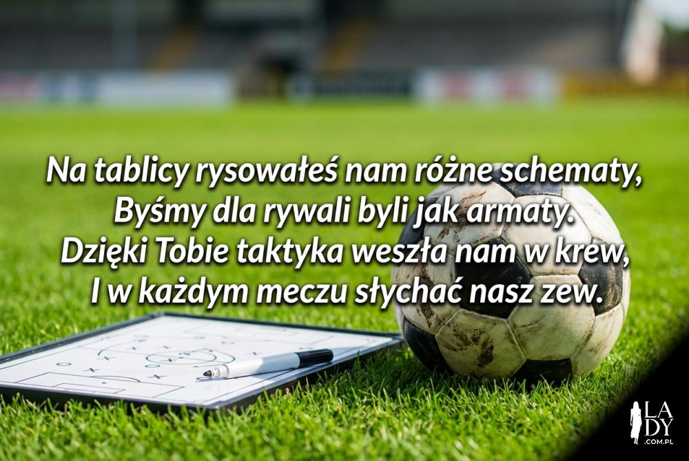 Piłka nożna na trawie i rymowanka dla trenera