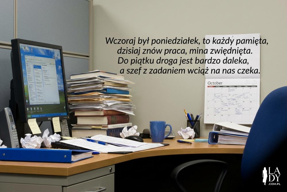 Biurko w pracy i zabawny wierszyk o wtorku