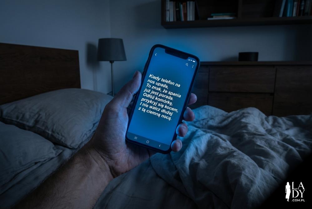smartfon w nocy i zabawny wierszyk