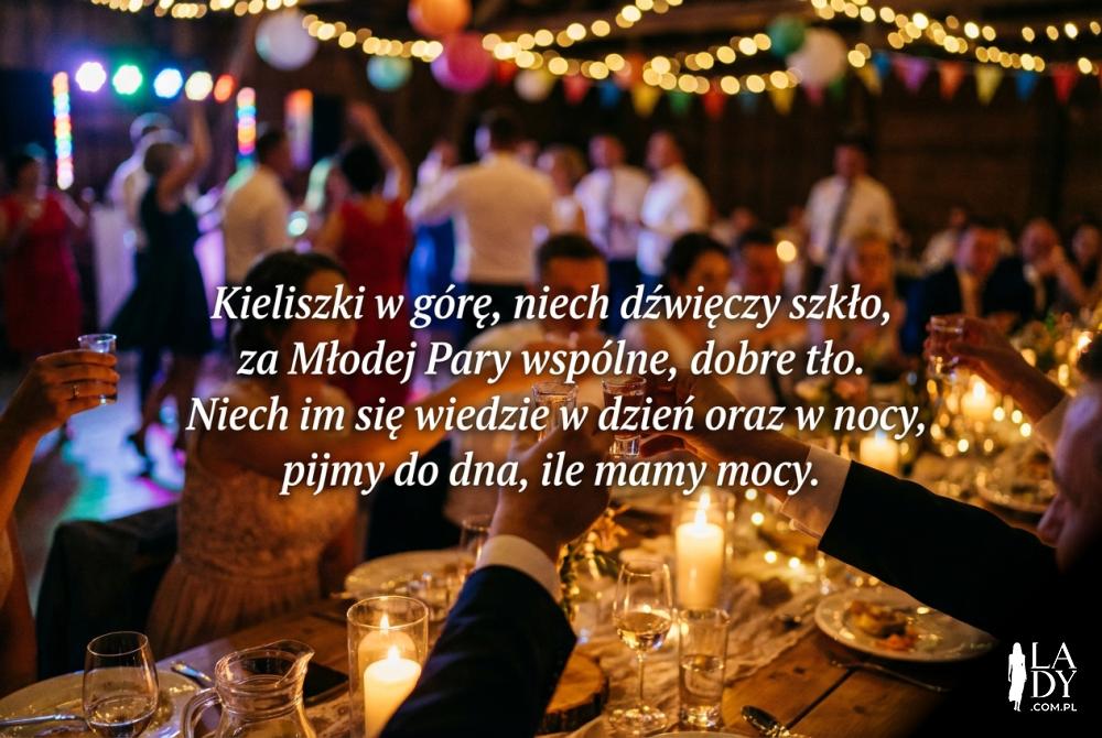 Goście wznoszący toast weselny wierszykiem Goście wznoszący toast weselny wierszykiem