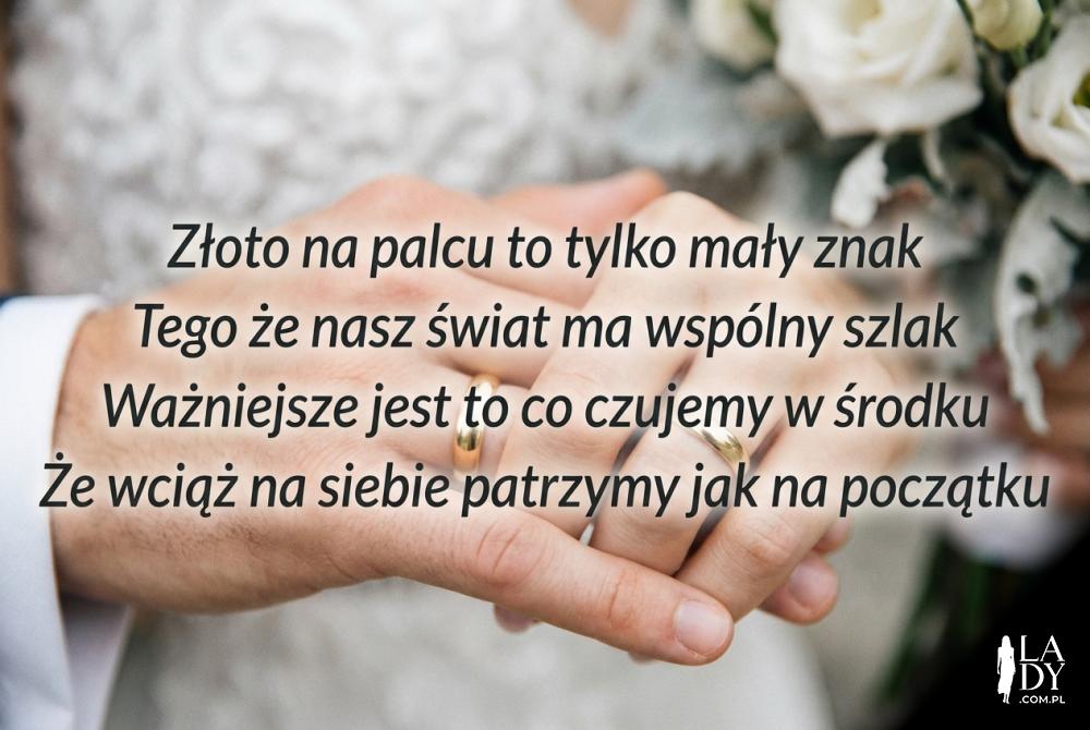 dłonie z obrączkami i wiersz rocznicowy