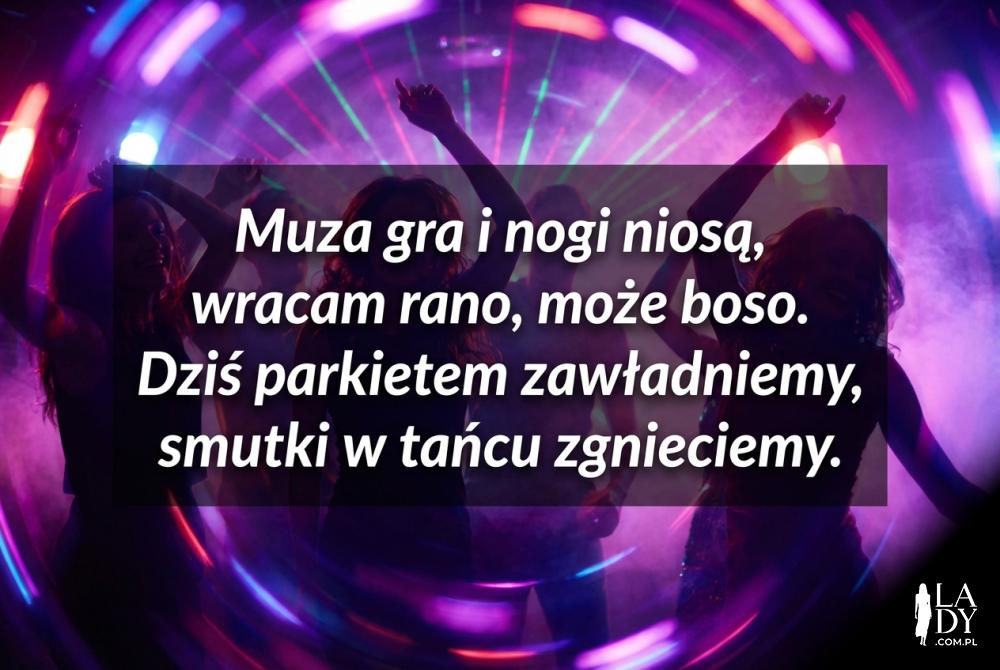 Neonowe światła i tańczący ludzie w klubie Neonowe światła i tańczący ludzie w klubie