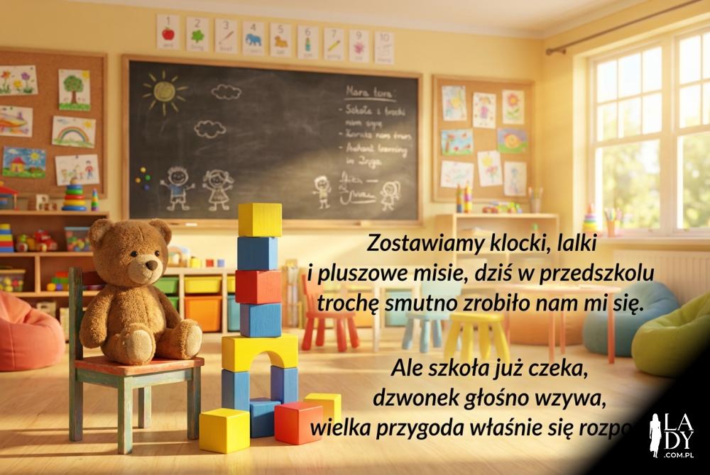 Pluszowy miś w sali przedszkolnej i wierszyk na koniec roku