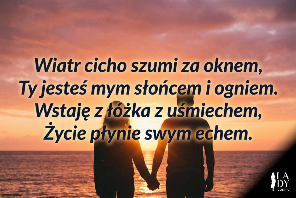 Para o wschodzie słońca z romantycznym wierszem Para o wschodzie słońca z romantycznym wierszem