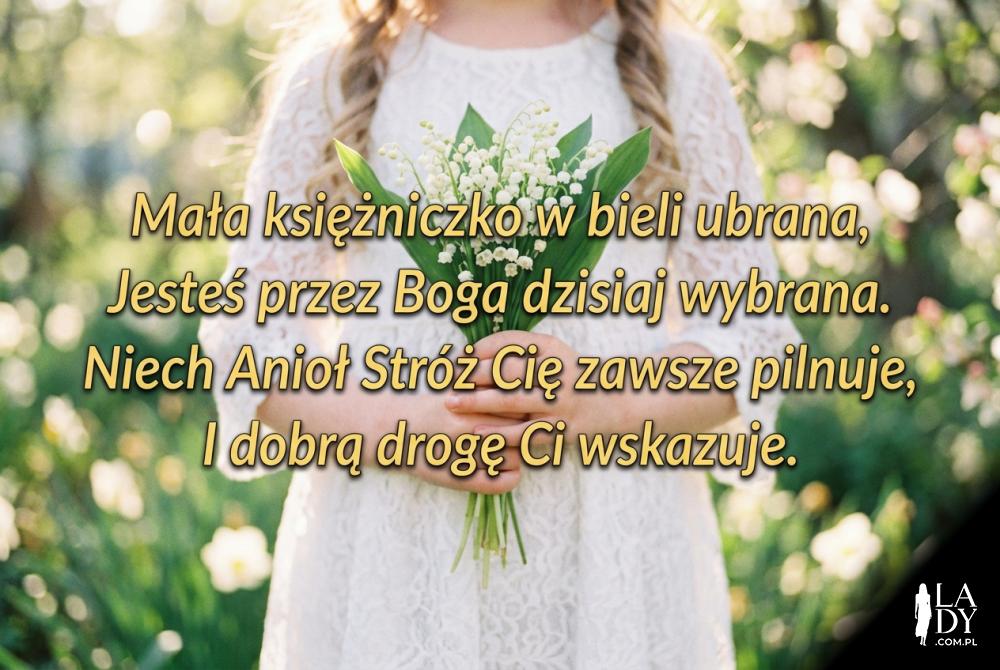Dziewczynka w białej sukience z życzeniami komunijnymi