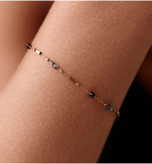 Bransoletka na złotym łańcuszku z czarnym agatem i labradorytem BEA0102 fot. bydziubeka.pl