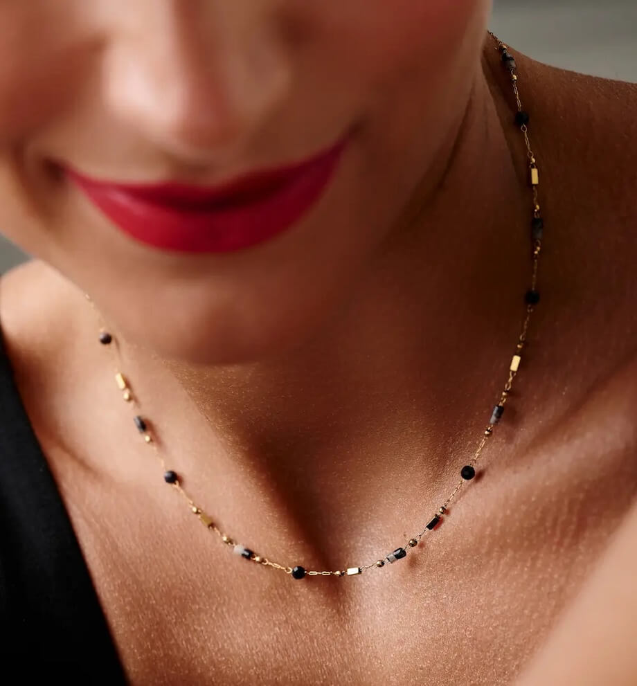 Naszyjnik na złotym łańcuszku z czarnym agatem i labradorytem NEA0096 fot. bydziubeka.pl