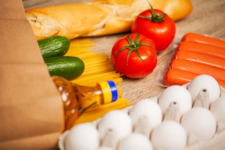 Zakupy żywnościowe na stole