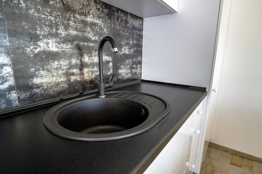 Czarny zlewozmywak i blat w kuchni
