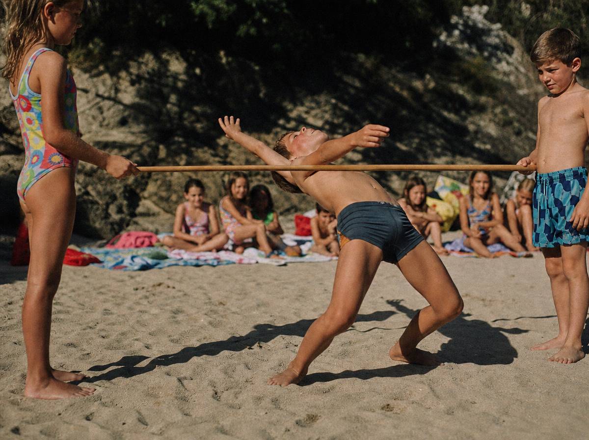 Dziecko przechodzi pod tyczką podczas zabawy w limbo na plaży