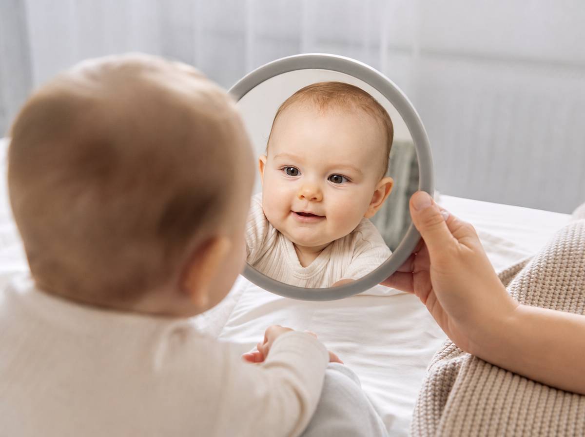 Niemowlę przyglądające się swojemu odbiciu w niepękającym lusterku